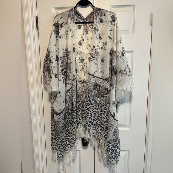 Ellemairco Kimono - Picture 1 of 5